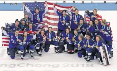  ??  ?? DE ORO. El equipo de Estados Unidos se llevó la medalla de oro tras batir en los penaltis a Canadá.