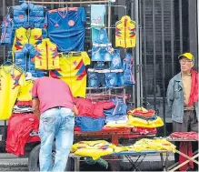  ??  ?? La camiseta de la selección es lo que más venden los informales.