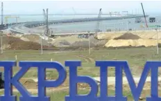  ?? — Reuters ?? A general view shows a bridge, which is constructe­d to connect the Russian mainland with the Crimean peninsula, on the Taman Peninsula.