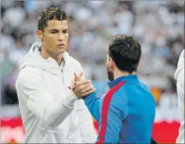  ?? FOTO: PEP MORATA ?? Saludo entre Cristiano Ronaldo y Messi, antes de un Clásico