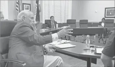  ?? David Crowder/wrga ?? Rome Mayor Craig Mcdaniel addresses a group of city and county officials regarding his concerns about the gambling machines located in many convenienc­e stores.