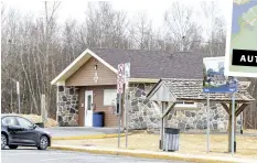  ?? PHOTOS AGENCE QMI, ANDRÉANNE LEMIRE ?? Désuète, la halte publique de Sainte-Anne-du-Sault (ci-haut) sur l’autoroute 20 sera reconstrui­te, au grand dam de Samuel Baril, qui possède une halte routière privée à 4 km de là.