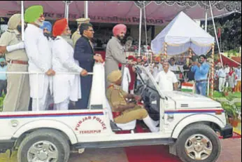  ?? HT PHOTO ?? Local bodies minister Navjot Singh Sidhu taking guard of honour at Independen­ce Day celebratio­ns in Ferozepur on Tuesday.