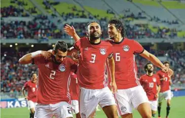  ??  ?? PEMAIN Mesir meraikan gol ketika menentang Tunisia.