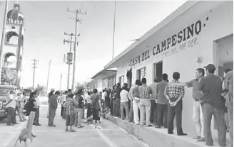  ?? Luis A. Valera ?? PAPANTLA, Ver.- Residentes de la comunidad El Remolino en asamblea/