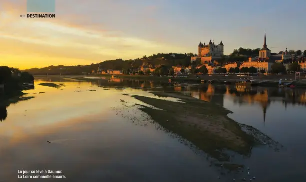  ??  ?? Le jour se lève à Saumur. La Loire sommeille encore.
