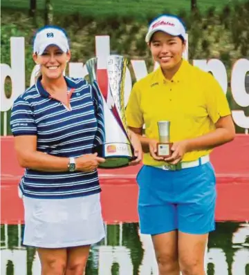  ?? ASYRAF HAMZAH
PIC BY ?? Cristie Kerr (left) won the Sime Darby LPGA Malaysia title while Winnie Ng was named best amateur of the tournament at TPC Kuala Lumpur yesterday.