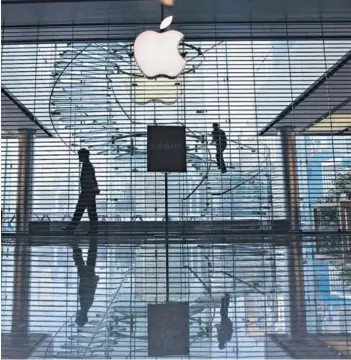  ??  ?? La acción de Apple sube 85% en el año.