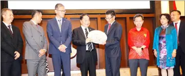  ??  ?? Cheng (fourth right) presents a souvenir to Wong as Dr Sim (third right), Gao (second right) and others look on.