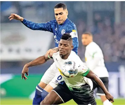  ?? FOTO: DPA ?? Zweikämpfe bestimmten das Spiel, hier setzt sich der Schalker Omar Mascarell (l) gegen den Gladbacher Breel Embolo durch.