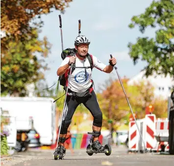  ?? Foto: Alexander Kaya ?? Martin Fluch machte auf seiner Tour von Georgien nach Heidelberg in Senden Pause. Auf unserem Bild fährt er gerade durch die Innenstadt, übernachte­n will er in Illerkirch­berg.