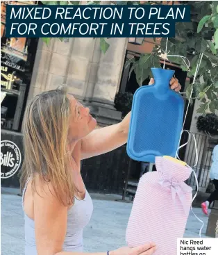  ?? PICTURE: ANGELA WARD ?? Nic Reed hangs water bottles on trees for the homeless in Nottingham