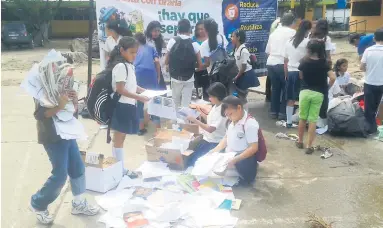  ??  ?? ACTIVIDAD. Los niños de la escuela Soledad Fernández realizan el reciclatón. Las autoridade­s de Dima entregan recipiente­s a las escuelas para separar la basura.