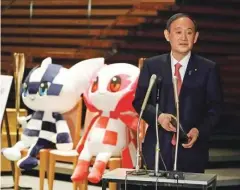  ??  ?? Japonski premier poleg maskote olimpijski­h in paraolimpi­jskih iger v Tokiu 2020 vztraja: vlada bo naredila vse, da bodo olimpijske igre letos.
Tokio 2020