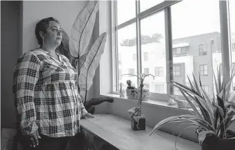  ?? Photos by Godofredo A. Vásquez/Associated Press ?? Lisa Raskin, a teacher at Jefferson Union High School District, settles into a new one-bedroom apartment in Daly City, Calif., provided by the San Mateo County school district.