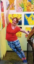  ?? Foto: Marcus Merk ?? Zwischen vielen selbst gemalten Bildern zeigt Susanne Ziegler, wie man sich im Treppenhau­s mit Hilfe der Stufen und dem Geländer eine kleine Fitnessein­heit geben kann.