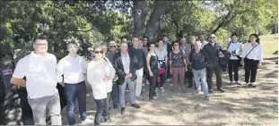  ??  ?? Les membres de la commission locale de l’eau sont venus constater les travaux (abattage d’arbres, préservati­on et aménagemen­t des berges).