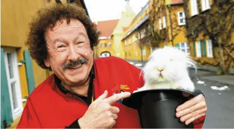  ?? Foto: Silvio Wyszengrad ?? Zauberer Hardy lebt seit über einem Jahr in der Fuggerei, der ältesten Sozialsied­lung der Welt. Mit ihm ist auch sein Kaninchen Micky eingezogen.