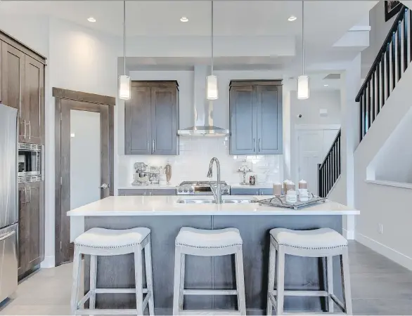  ??  ?? The ‘Remington’ kitchen at Edgewood Gate in South Surrey includes quartz countertop­s and an open-concept layout.