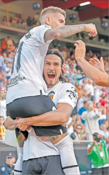  ?? ?? Cavani celebra con Castillejo el primer gol del Valencia contra el Celta.