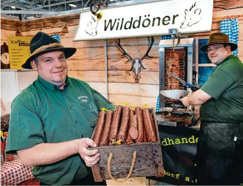  ?? Foto: Silvio Wyszengrad ?? Jens König (links) betreibt in Unterfrank­en eine Metzgerei, 70 Prozent seiner Waren bestehen aus Wildfleisc­h. Auf der Messe „Jagen und Fischen“, die am Wochenende in Augsburg stattfand, boten er und Frank Zink unter anderem auch Wilddöner an.