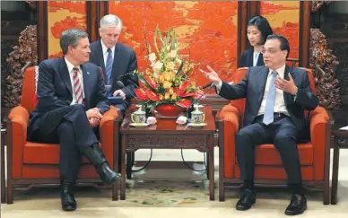  ?? WU ZHIYI / CHINA DAILY ?? Premier Li Keqiang talks with visiting US Senator Steve Daines in Beijing on Tuesday. Daines was leading a congressio­nal delegation to China.