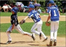  ?? STAN HUDY — SHUDY@DIGITALFIR­STMEDIA.COM ?? Saratoga Little League shortstop Trevor Duthaler tags out Plattsburg­h's Bostyn Duquette during a rundown between second and third base Sunday afternoon during the Section II playoffs at West Side Rec. Myles Pleasants looks on at the play..