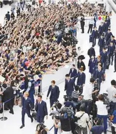  ?? Reuters ?? The Japanese team is greeted by fans upon their arrival at Narita internatio­nal airport after their World Cup campaign.