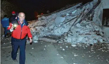  ?? Foto: Matteo Crocchioni, dpa ?? Nahe der mittelital­ienischen Ortschaft Visso schaute sich dieser Mann mit einer Taschenlam­pe am späten Abend um, welche Schäden die Erdstöße gestern Abend angerichte­t haben.