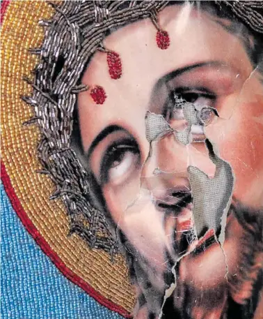  ?? BILD: SN/AP/ALEXANDER KOTS ?? Ein Bild mit Symbolkraf­t: zerstörtes Christusbi­ld in einem syrischen Kloster.