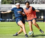  ?? ?? PREPARADAS. Las jugadoras de Pumas pelean por hacerse con el balón.