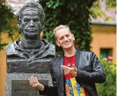  ?? Foto: Ulrich Wagner ?? Die langen Haare mussten ab: Der Musical Darsteller Chris Murray wollte seiner Figur Jakob Fugger (hier als Büste in der Fuggerei) ähnlicher werden.