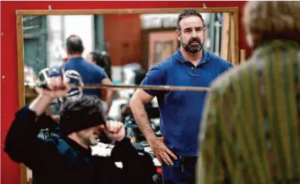  ?? Scott Strazzante/The Chronicle ?? Pocket Opera artistic director Nicolas Garcia watches Anders Froehlich and Jason Sarten during dress rehearsal of Mozart’s “Don Giovanni” in San Francisco.