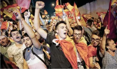  ?? AP ?? SEGUIDORES. Cientos de personas salieron a las calles de Barcelona a manifestar­se a favor de seguir ligados a España.