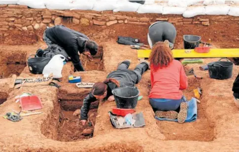  ?? // VALERIO MERINO ?? Excavacion­es en una fosa del cementerio de la Salud, en Córdoba