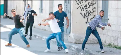  ??  ?? فلسطينيون في مواجهات مع الشرطة الإسرائيلي­ة خلال مسيرة تضامنية مع الأسرى الفلسطينيي­ن في الضفة الغربية أمس (أ.ف.ب)