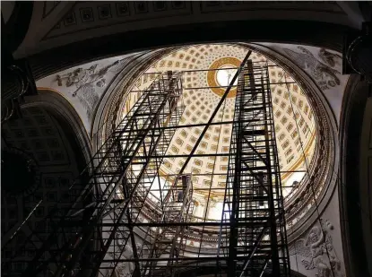  ?? SERGIO CERVANTES ?? Interviene­n cúpula de la catedral de Puebla al detectarse fisuras, a consecuenc­ia del sismo del 19 de septiembre, como ocurre en la iglesia “La Compañía”; monumentos, sin dinero del Fonden y asegurador­as, reconoce el INAH.