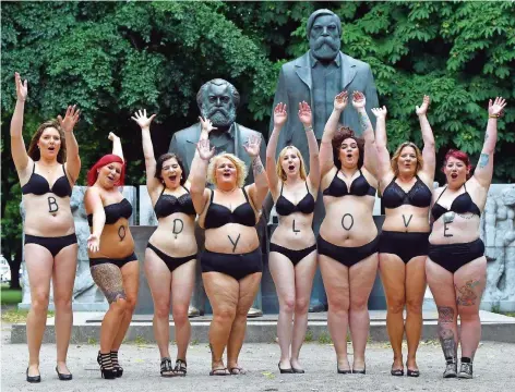  ?? FOTO: KALAENE/DPA ?? Selbstbewu­sst und glücklich im eigenen Körper: Body-Positivity-Aktivistin­nen posieren am Marx-Engels-Forum in Berlin.