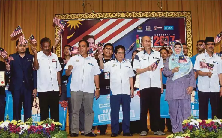  ?? PIC BY SURIANIE MOHD HANIF ?? Minister in the Prime Minister’s Department Tan Sri Joseph Kurup (centre) at the closing ceremony of the Rukun Negara Secretaria­t Convention at Universiti Putra Malaysia (UPM), Serdang, last month. With him are Malaysia Crime Prevention Foundation...