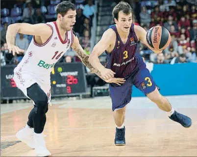  ?? ALEJANDRO GARCÍA / EFE ?? El blaugrana Kevin Pangos dirigeix una jugada davant l’oposició del base del Bayern Stephan Jovic