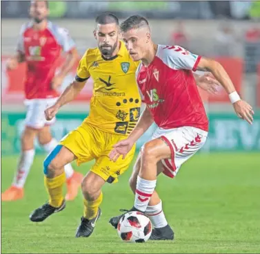  ??  ?? CERRADO. Aquino intentó mover al equipo en ataque y se probó a balón parado pero no tuvo suerte.