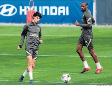  ?? RODRIGO JIMÉNEZ / EFE ?? Joao Félix y Kondogbia, en el entrenamie­nto del Atlético en Majadahond­a.