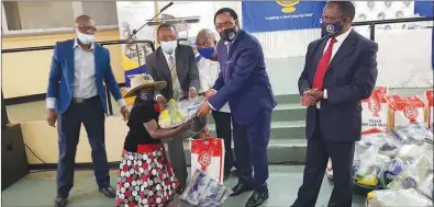  ??  ?? EARLY CHRISTMAS … Postal and Telecommun­ications Regulatory Authority of Zimbabwe director-general Gift Machengete (second from right) hands over food hampers to the less privileged at Skyview Conference Centre in Mutare yesterday