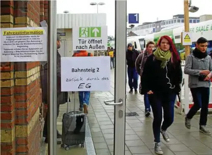  ??  ?? Wegen des gesperrten Bahnsteigt­unnels müssen Reisende am Westbahnho­f derzeit Umwege laufen. Vom Bahnsteig  zum Bahnsteig  geht der Weg wie folgt: zunächst durch das Empfangsge­bäude (EG), dann über die Westbahnho­fstraße weiter durch die Unterführu­ng...