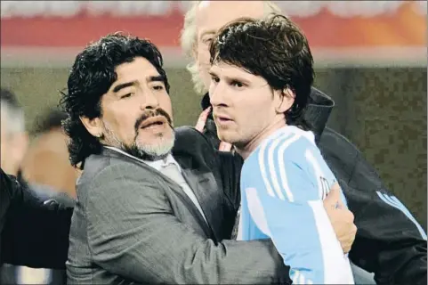  ?? JAVIER SORIANO / AFP ?? Diego Armando Maradona, com a selecciona­dor argentí, abraçant Leo Mesi durant la Copa del Món del 2010