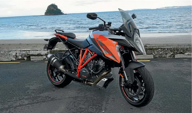  ??  ?? Never mind the razor-cut form of the Superduke 1290 GT, experience the amazing way it functions.