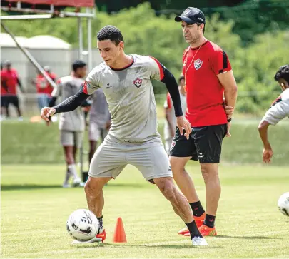  ?? VICTOR FERREIRA/ EC VITÓRIA ?? Léo Gomes é observado pelo técnico João Burse durante o treino. Titular absoluto, volante está suspenso