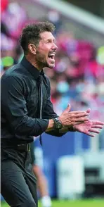  ?? EFE ?? Simeone anima a sus jugadores en el primer partido en el Wanda