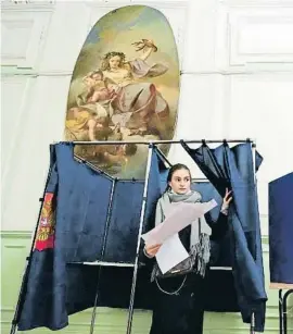 ??  ?? Una dona preparant el vot en un vell palau de Sant Petersburg