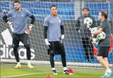  ??  ?? EN FORMA. Keylor, en el entrenamie­nto de ayer en Dortmund.